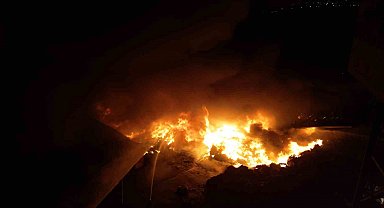 Fabrika yangınında 2 itfaiye personeli ve 1 fabrika çalışanı yaralandı