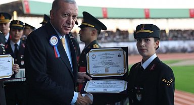 Jandarma Astsubay Meslek Yüksekokulu birincisi Gülsena Erken, diplomasını Cumhurbaşkanı Erdoğan'ın elinden aldı