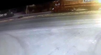 Kara yolunda karşıya geçmeye çalışırken tır çarptı