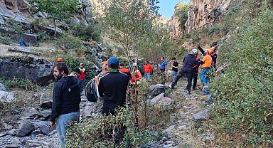 Kayalıklardan düşen dağcı hayatını kaybetti