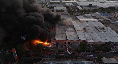 Kayseri'deki fabrika yangını sürüyor: İtfaiye ekipleri yangını söndürmek için yoğun çaba sarf ediyor
