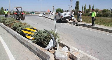 Konya'da devrilen otomobilin sürücüsü yaralandı