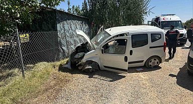Konya'da lastiği patlayan araç bariyerlere çarptı: 2 yaralı