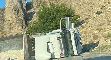 Kum yüklü hafriyat kamyonu devrildi