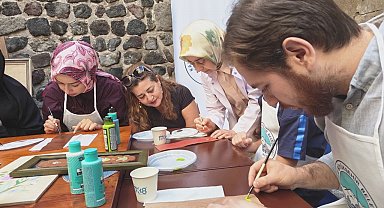 Kursiyerler geleneksel motifleri deri üzerine işledi