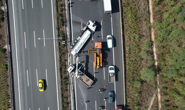 Kuzey Marmara Otoyolu'nda tır devrildi, trafik kilitlendi