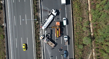 Kuzey Marmara Otoyolu'nda tır devrildi, trafik kilitlendi