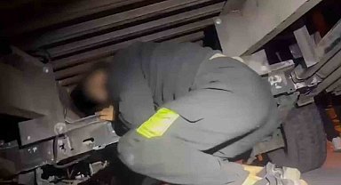 Oto kurtarıcıya yapılan gizli bölmede 2 düzensiz göçmen yakalandı