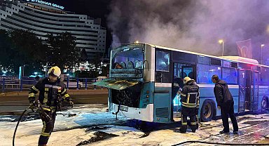 Otobüs yangınına polis müdahalesi