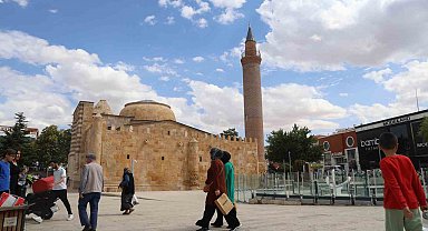 Şehrin ortasında 754 yıllık tarihi yapı dimdik ayakta duruyor
