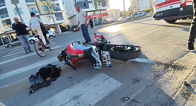 Servis minibüsü ile motosiklet çarpıştı: 1 ağır yaralı