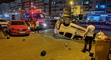 Takla atan hafif ticari araç park halindeki 2 otomobile çarptı: 3 yaralı