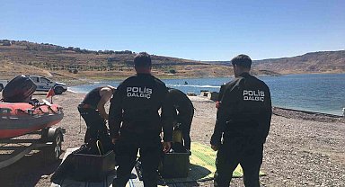 Tatbikat gereği barajda boğulan 2 şahıs polis ekipleri tarafından sudan çıkarıldı