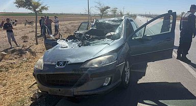 Tıra arkadan çarpan otomobil hurdaya döndü: 2 yaralı