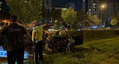 Tramvay yoluna uçan otomobil hurdaya döndü: 1 ölü, 1 yaralı