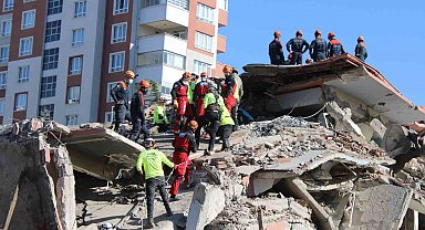 Vali Çiçek, Kahramanmaraş depremini yönettiği afet tırında deprem tatbikatını takip etti
