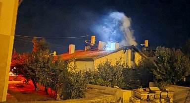 Ankara'da iki katlı binada yangın: 2 kişi dumandan etkilendi