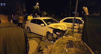 Ankara'da iki otomobil kafa kafaya çarpıştı: 2 yaralı