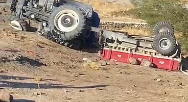 Baba oğul devrilen traktörde ağır yaralandı