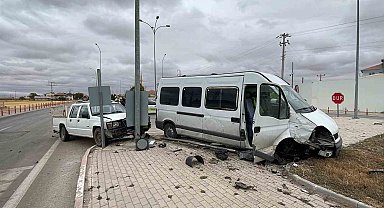 Karaman'da minibüs ile kamyonetin çarpıştığı kaza kamerada: 1 yaralı