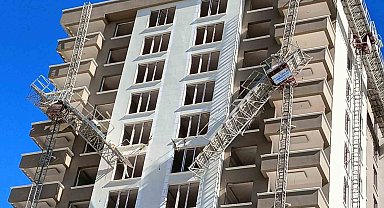 Kırılan yük asansöründen düşerek hayatını kaybeden inşaat işçisi son yolculuğuna uğurlandı