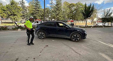 Otomobille elektrikli bisikletin çarpıştığı kaza kamerada: 1 yaralı
