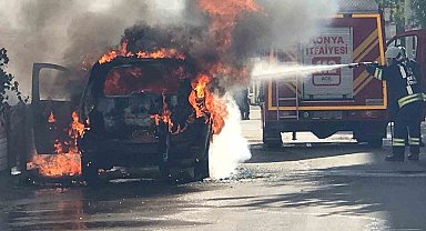Park halindeki ticari taksi alev topuna dönerek yandı