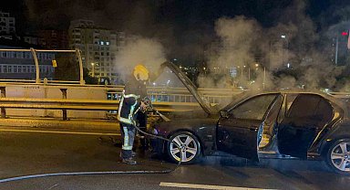 Seyir halindeki otomobil alev aldı