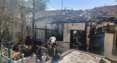 Tüp patlaması nedeniyle çıktığı iddia edilen yangın gecekonduyu kullanılamaz hale getirdi