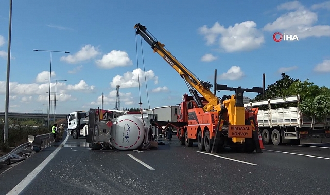 Kuzey Marmara Otoyolu'nda tır devrildi, trafik kilitlendi